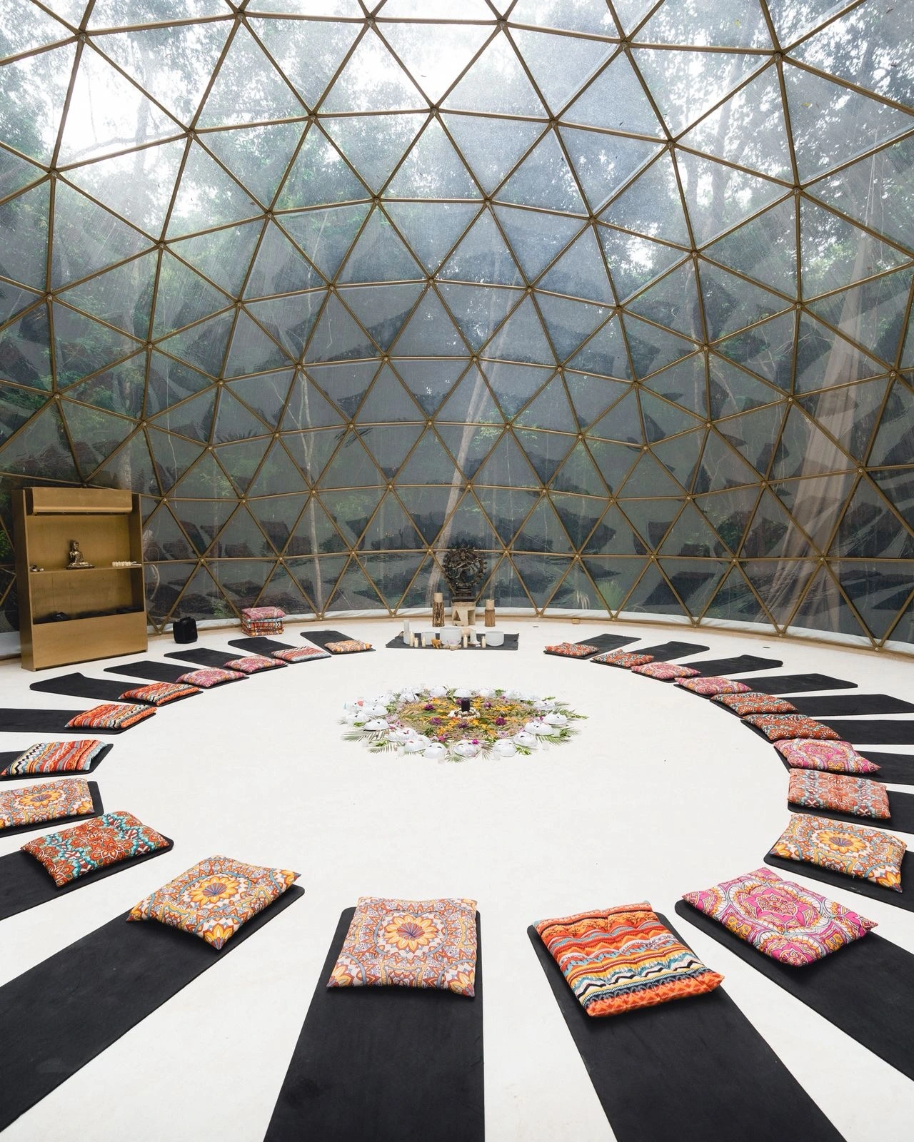 Interior del portal de cristal de Amaite Retreat